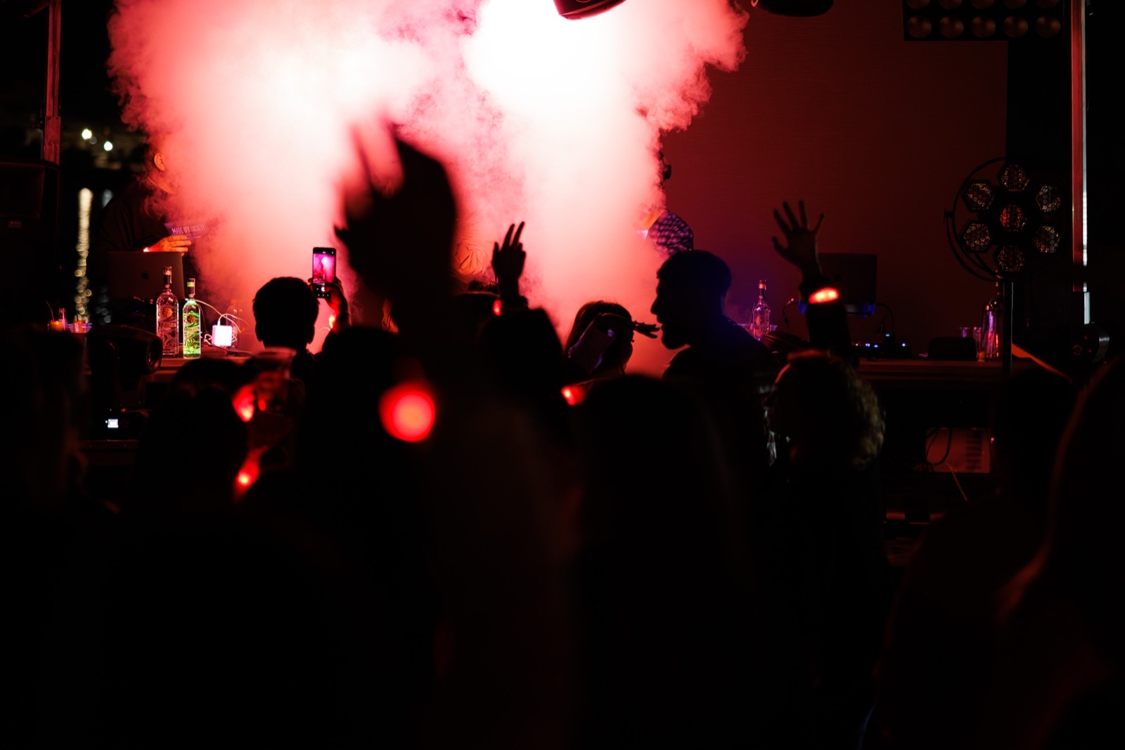 DJ cu fum roșu