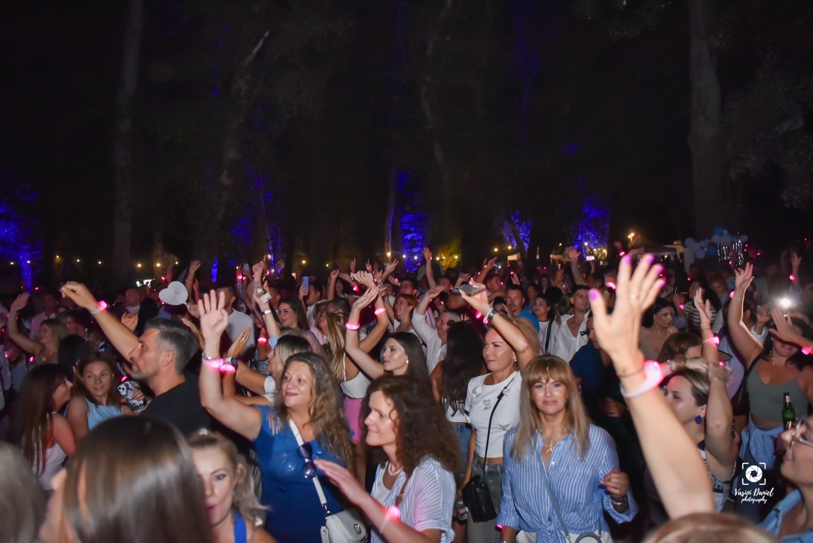 Public cu brățări LED